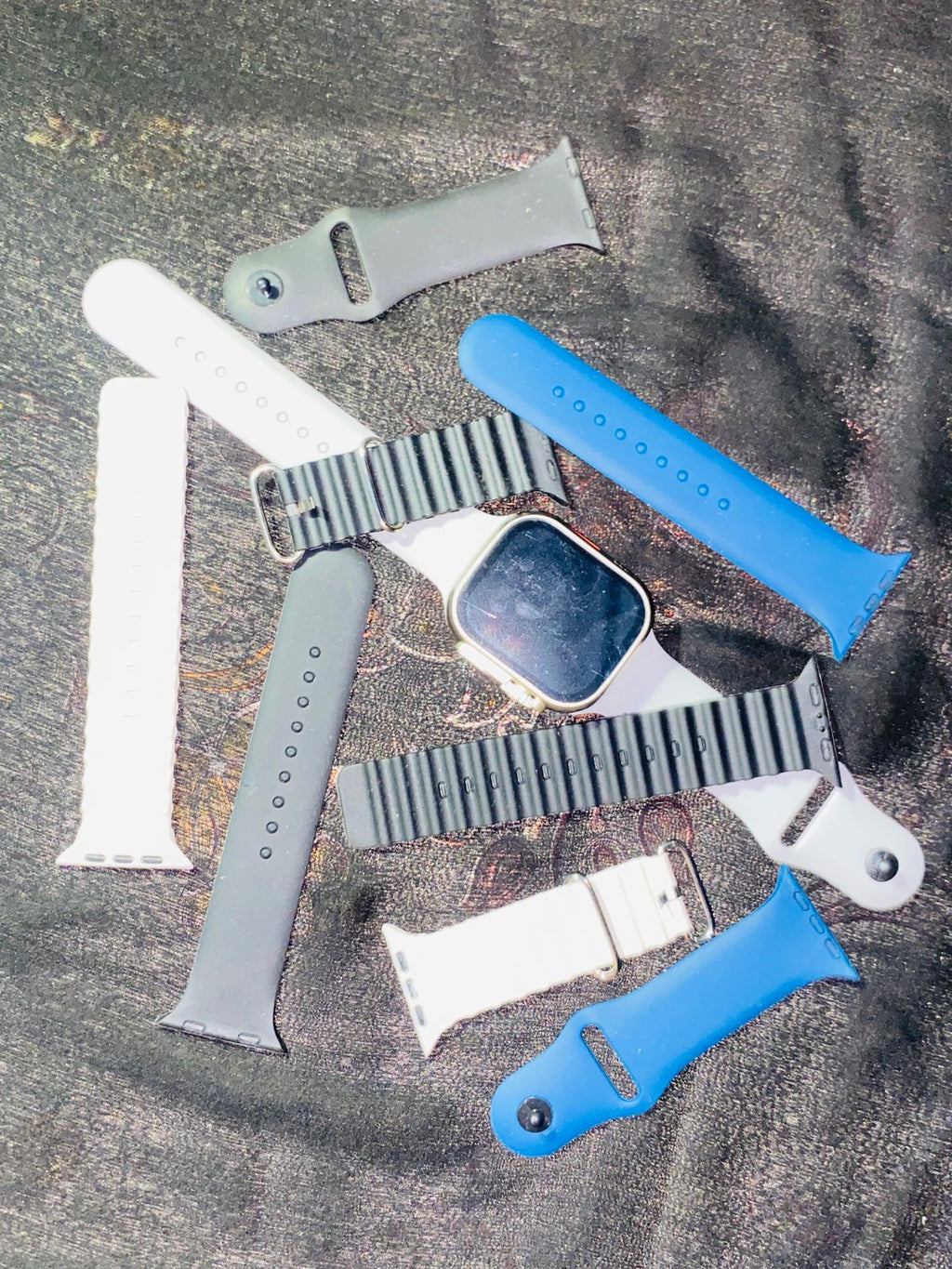 I20 Ultra Max Smart Watch 10-in-1 box set comes with EarBurds